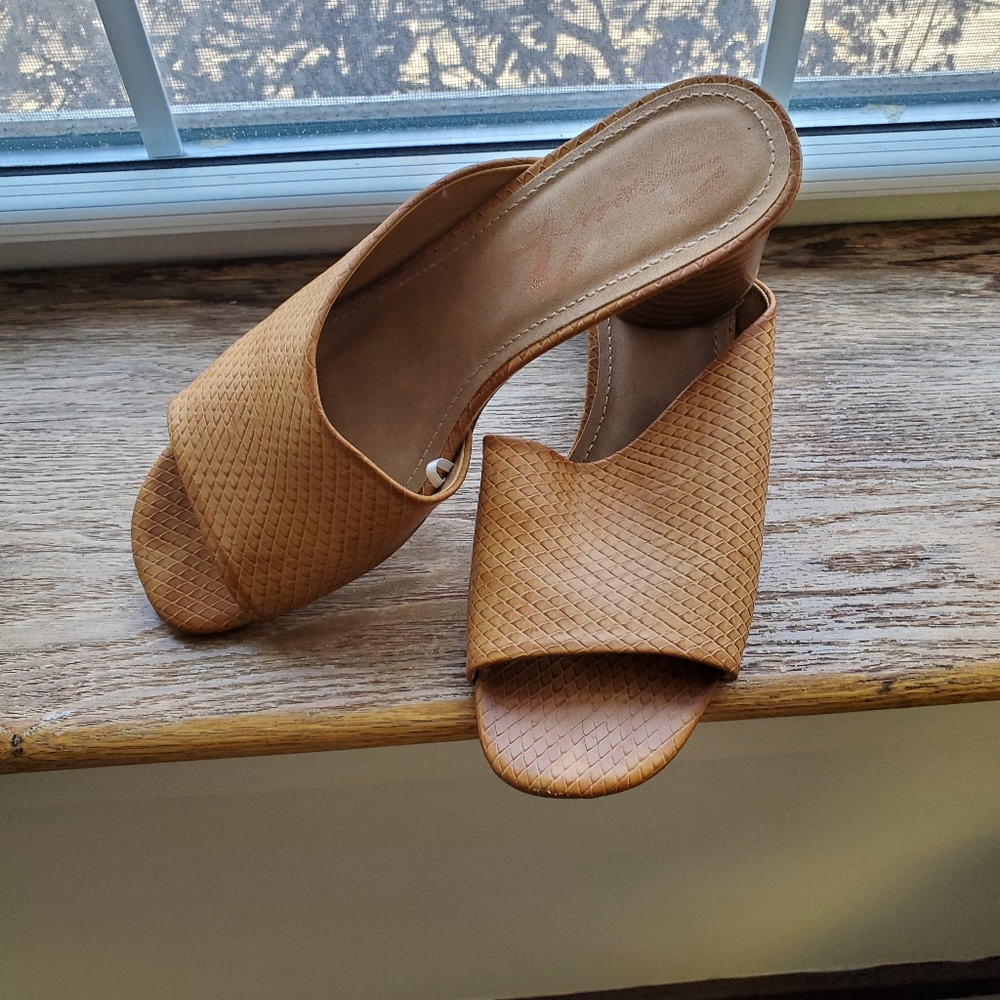 Short heeled sandals
